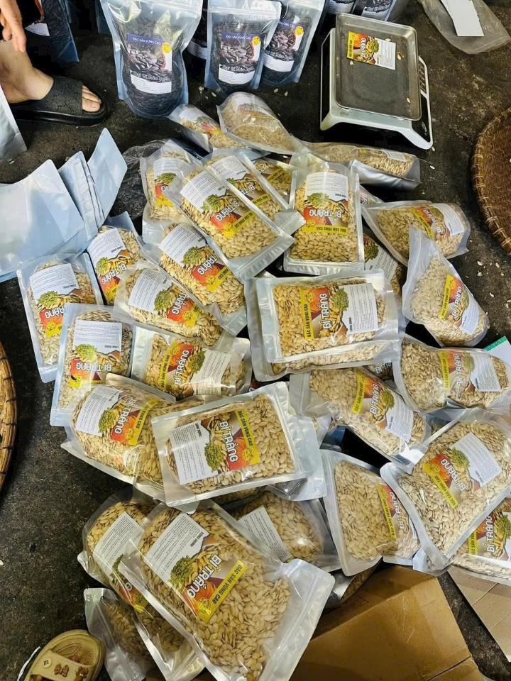 Hạt bí trắng rang củi - Túi 500gr-duoc-ban-tai-Đặc sản vùng cao HN