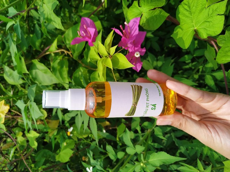 Tinh dầu sả xịt phòng - chai nhựa 100ml-duoc-ban-tai-Đặc sản vùng cao HN