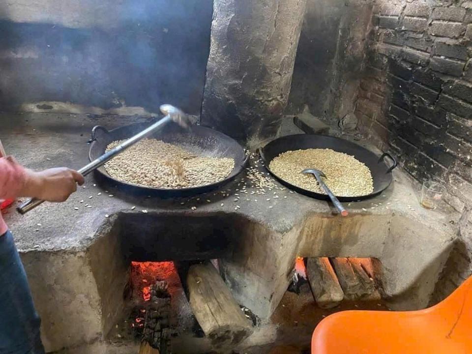 Hạt bí trắng rang củi - Túi 500gr-duoc-ban-tai-Đặc sản vùng cao HN