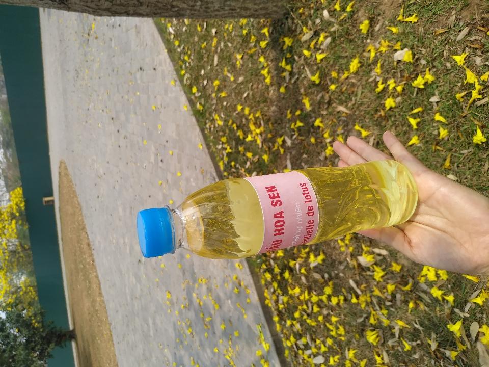 Tinh dầu sen - chai 500ml-duoc-ban-tai-Đặc sản vùng cao HN