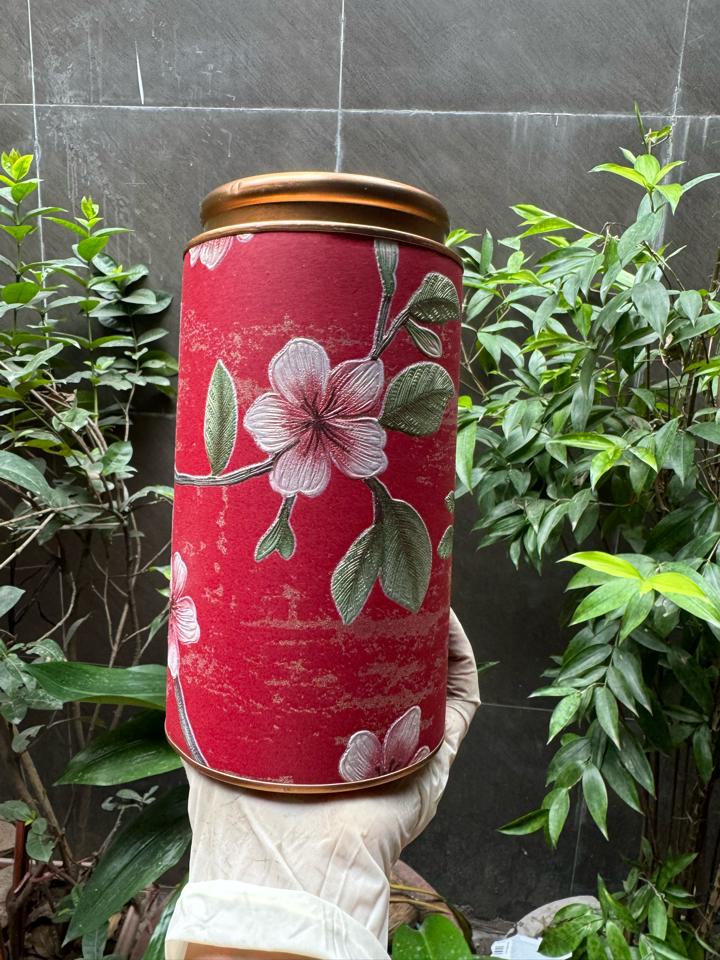 Hộp tròn 200g hoa nổi đỏ -duoc-ban-tai-Phụ kiện cưới hỏi Hà Anh