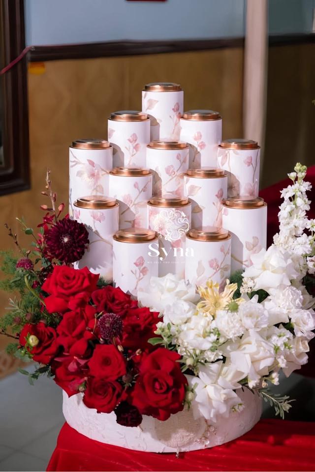 Hộp tròn hoa nổi màu trắng -duoc-ban-tai-Phụ kiện cưới hỏi Hà Anh