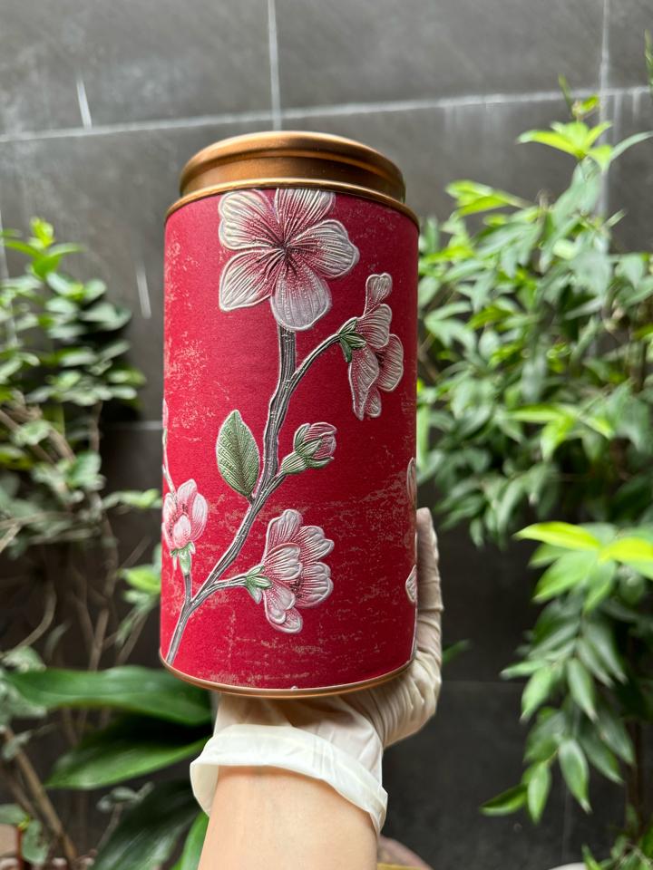 Hộp tròn 200g hoa nổi đỏ -duoc-ban-tai-Phụ kiện cưới hỏi Hà Anh