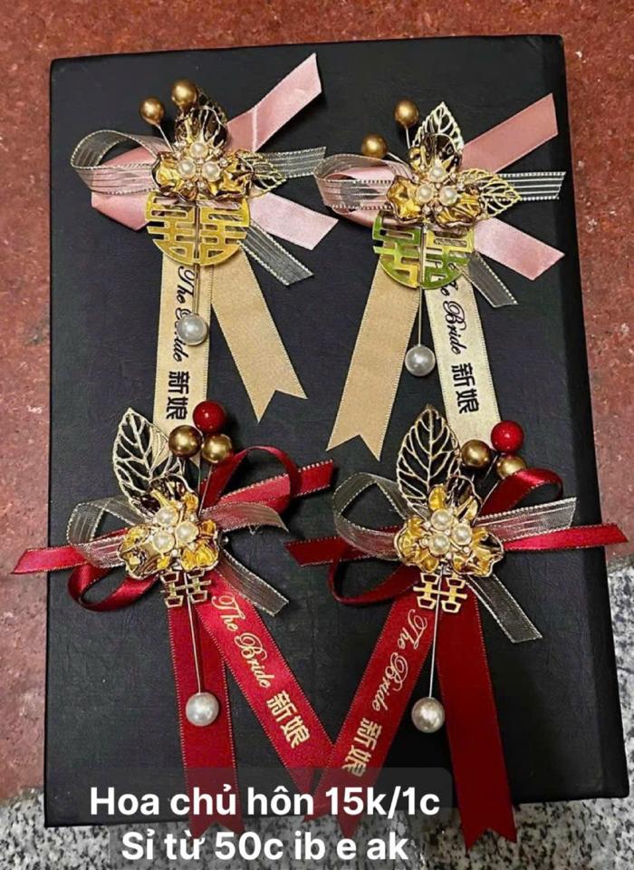 Hoa cài đỏ chủ hôn( cái áo chủ dễ)-duoc-ban-tai-Phụ kiện cưới hỏi Hà Anh