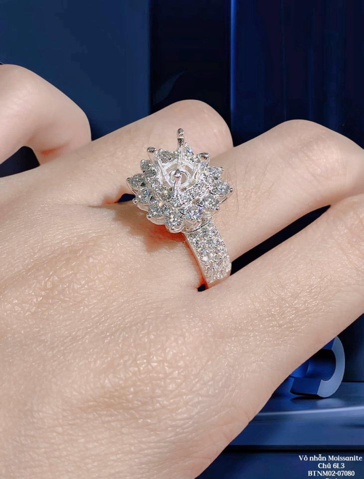 Nhẫn Moissanite Bảng Vuông Viên Chủ 6L3 Ni 14-duoc-ban-tai-Kim Cường Jewelry