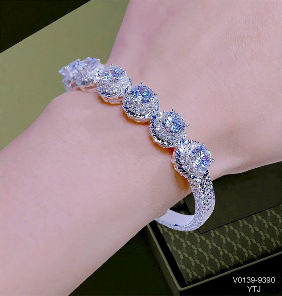 Vòng Xoàn 6 Hoa Khắc Máy YT-C839000-duoc-ban-tai-Kim Cường Jewelry