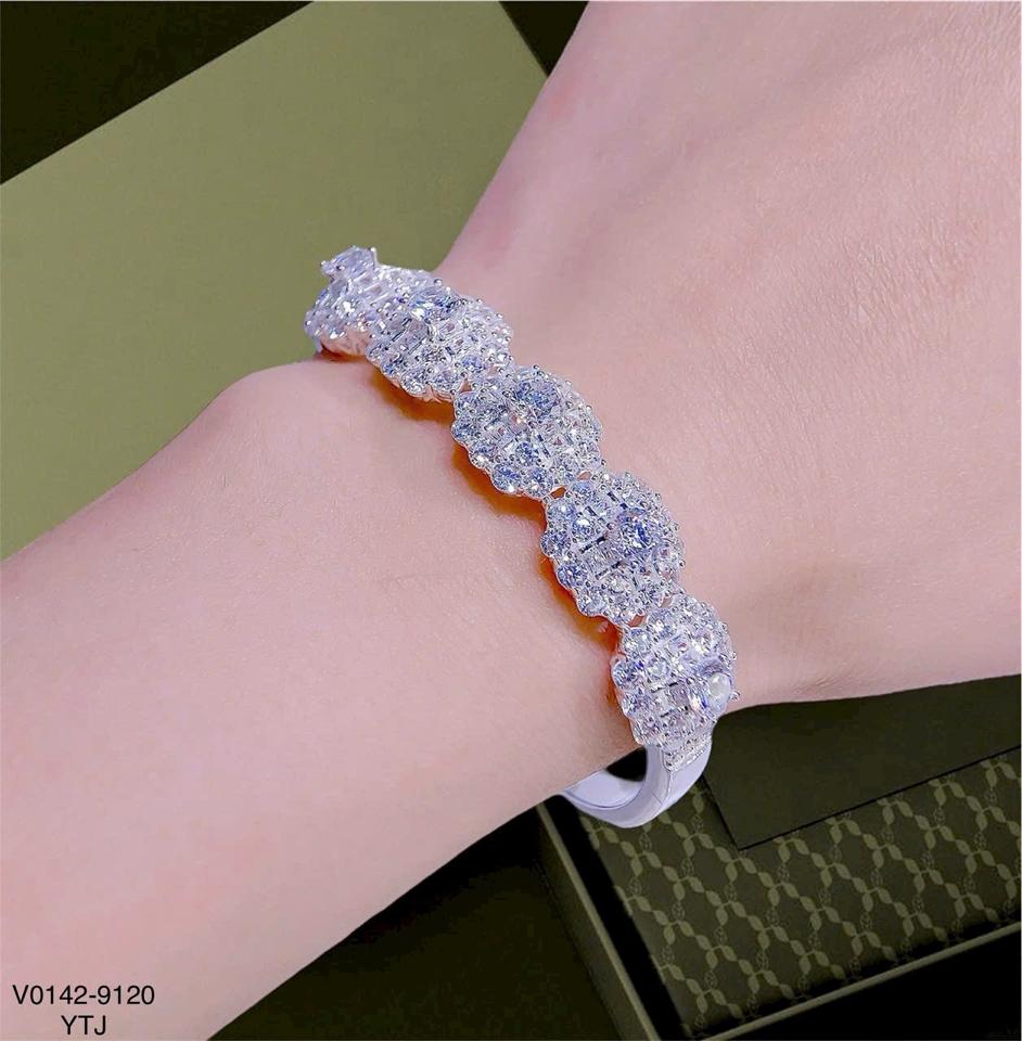 Vòng Xoàn 5 Hoa YT-C81201-duoc-ban-tai-Kim Cường Jewelry