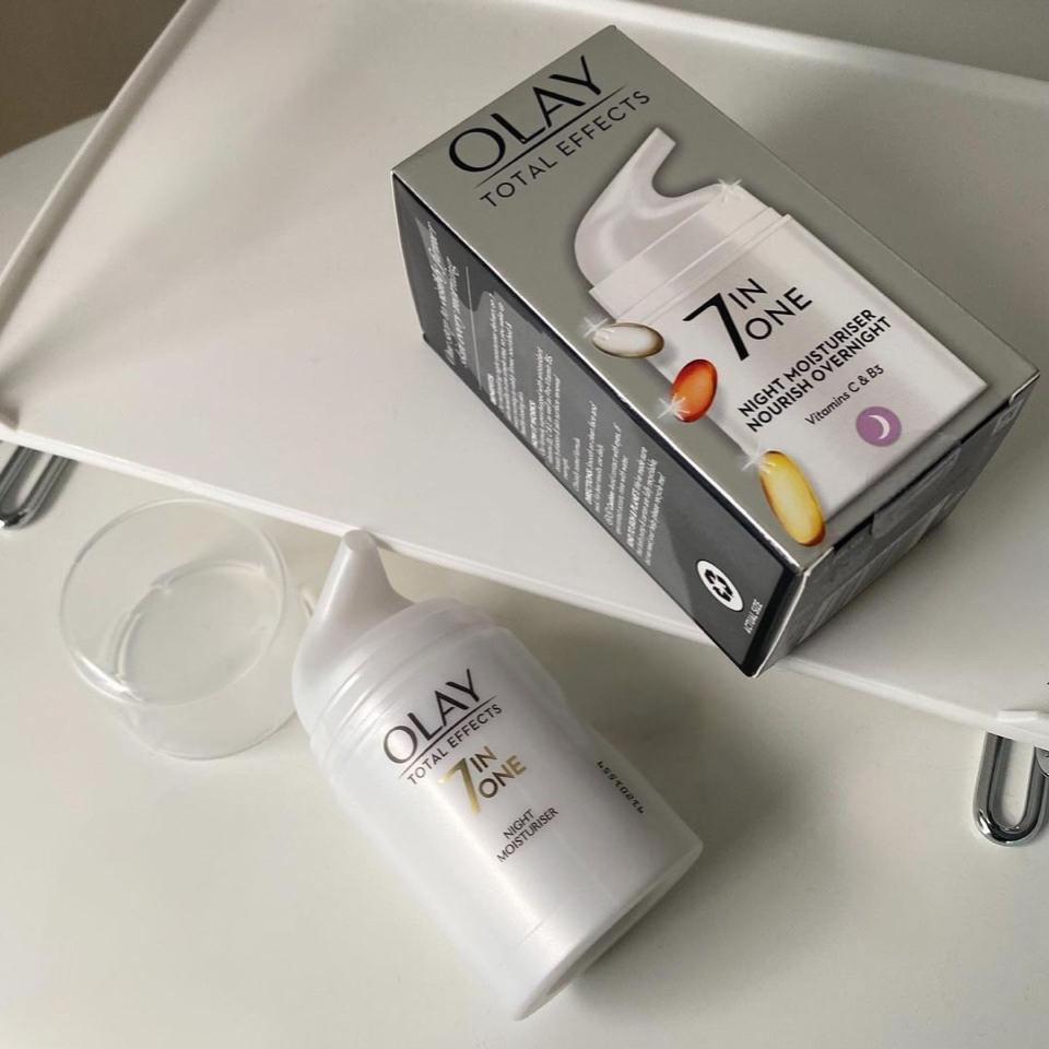 KEM DƯỠNG OLAY 7 IN ONE DAY MOISTURISER NOURISH & PROTECT SPF 15-duoc-ban-tai-UMEE COSMETICS - MAHHA CLOSET