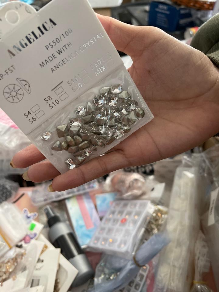 Đá chân nhọn trắng-duoc-ban-tai-Phụ kiện nail Kim Chi