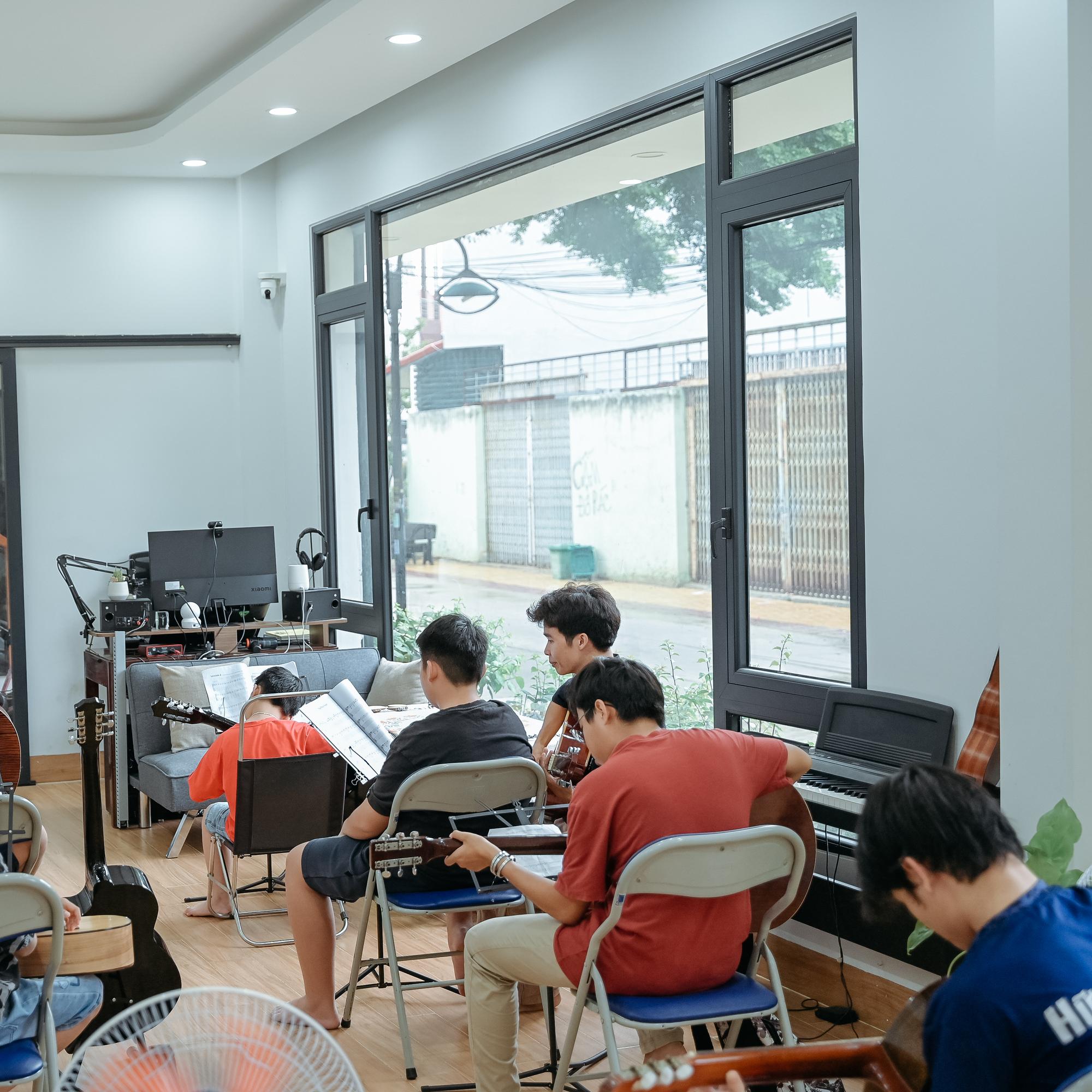 Lớp học Guitar Offline (1 tuần 2 buổi)-duoc-ban-tai-Danshari Guitar