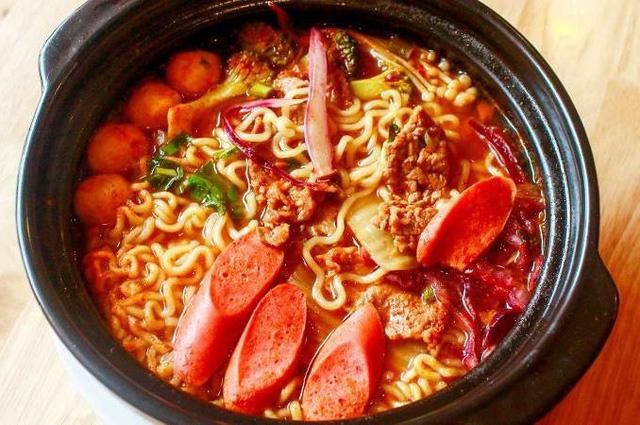 Mỳ xúc xích-duoc-ban-tai-MỘC QUÁN MỲ CAY