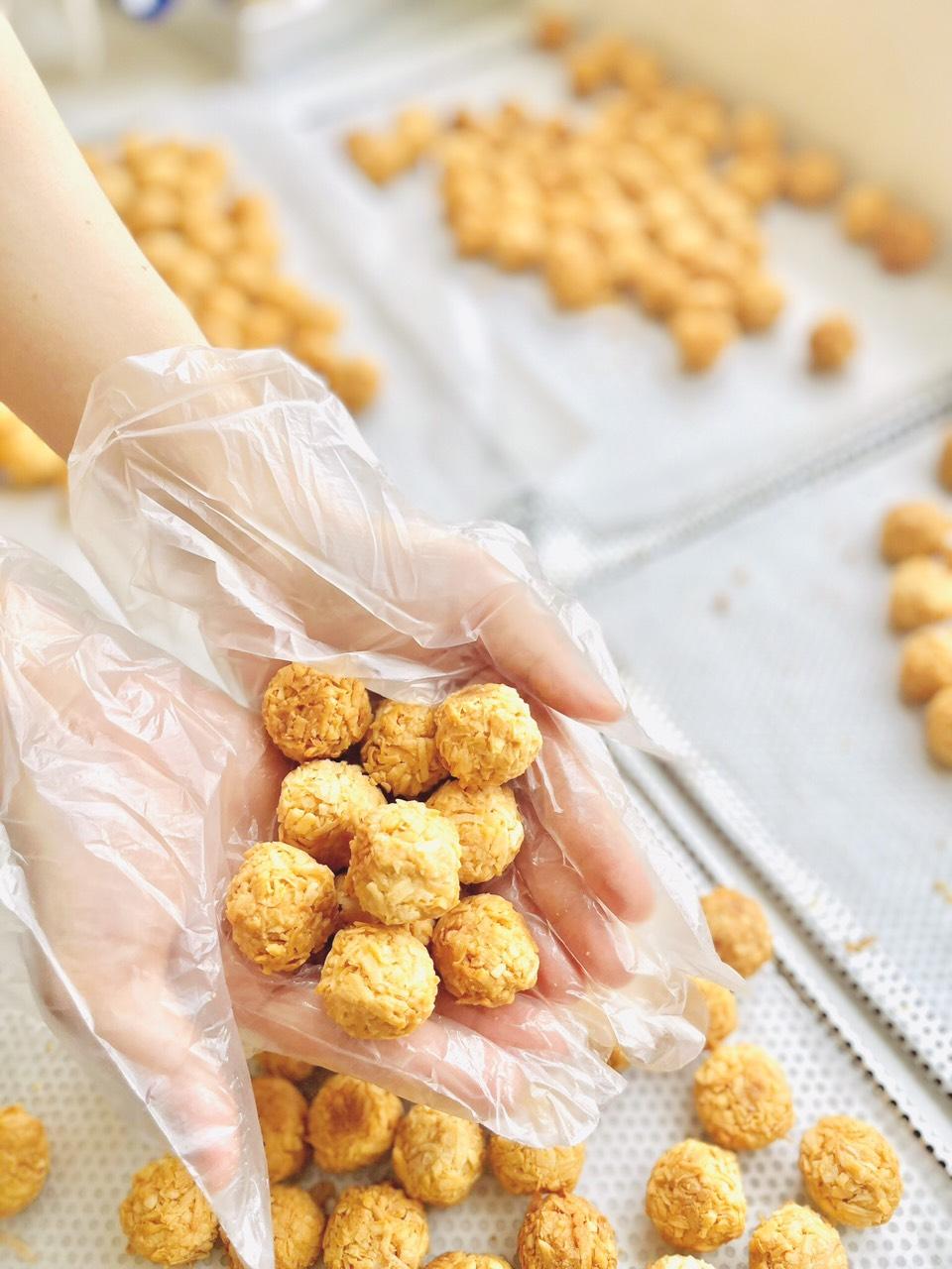 Dừa sấy giòn-duoc-ban-tai-HERBREAD - Tiệm bánh thủ công Sài Gòn