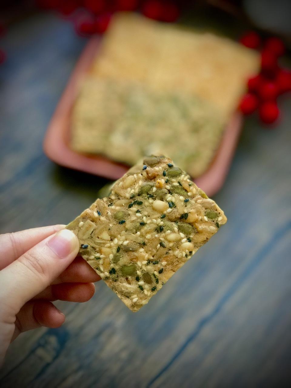 Bánh ngói thập cẩm hạt-duoc-ban-tai-HERBREAD - Tiệm bánh thủ công Sài Gòn