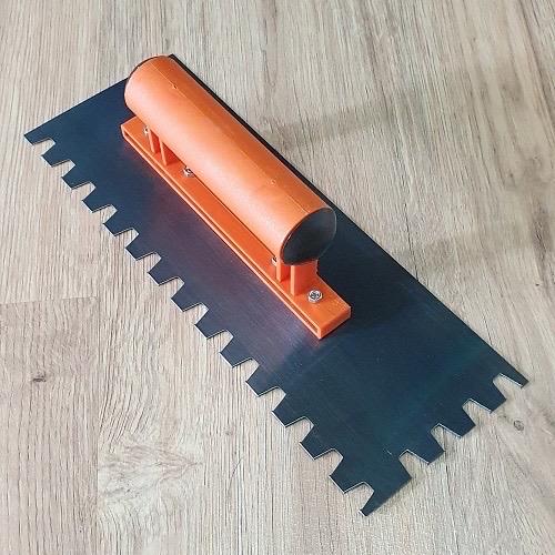 Bay Chà Thép Chữ Nhật 30x11cm Rãnh 3 Cạnh Hoặc 2 Cạnh Kề Răng Cưa Lớn 1x1cm Cán Nhựa Thi Công Ốp Lát Gạch-duoc-ban-tai-Keo Giá Rẻ Chi Nhánh Miền Đông