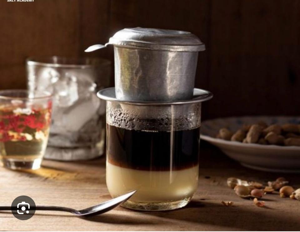 Cà Phê Sữa Đá / Pha Phin-duoc-ban-tai-Ngọc Bích Coffee