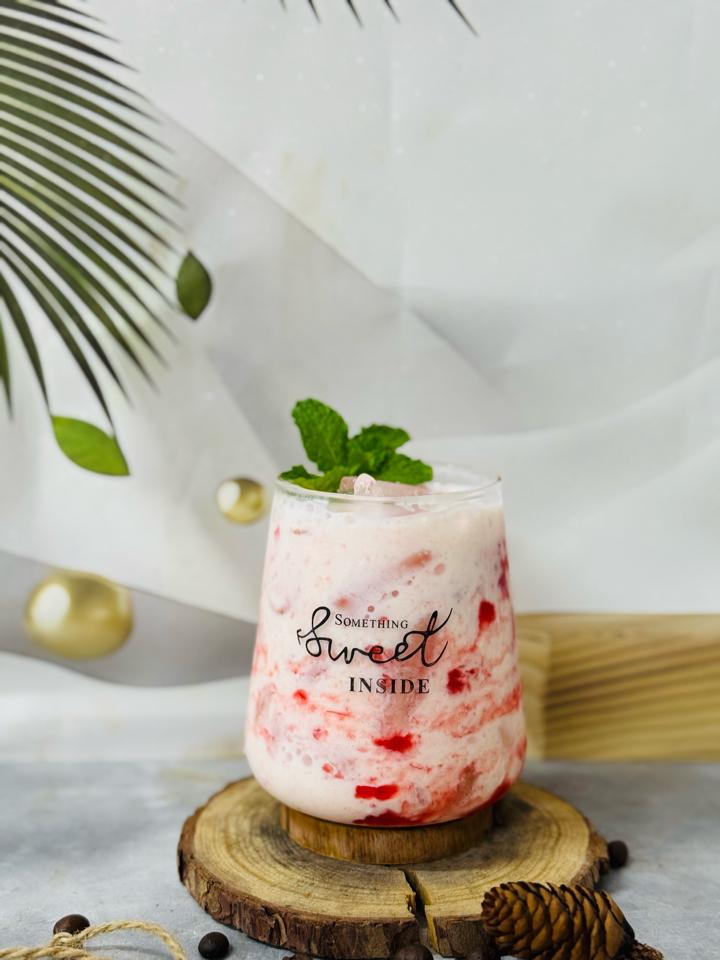 Sữa Chua Dâu-duoc-ban-tai-Ngọc Bích Coffee