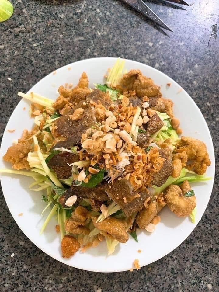 Gỏi xoài khô sặc -duoc-ban-tai-Hoa Cau Quán