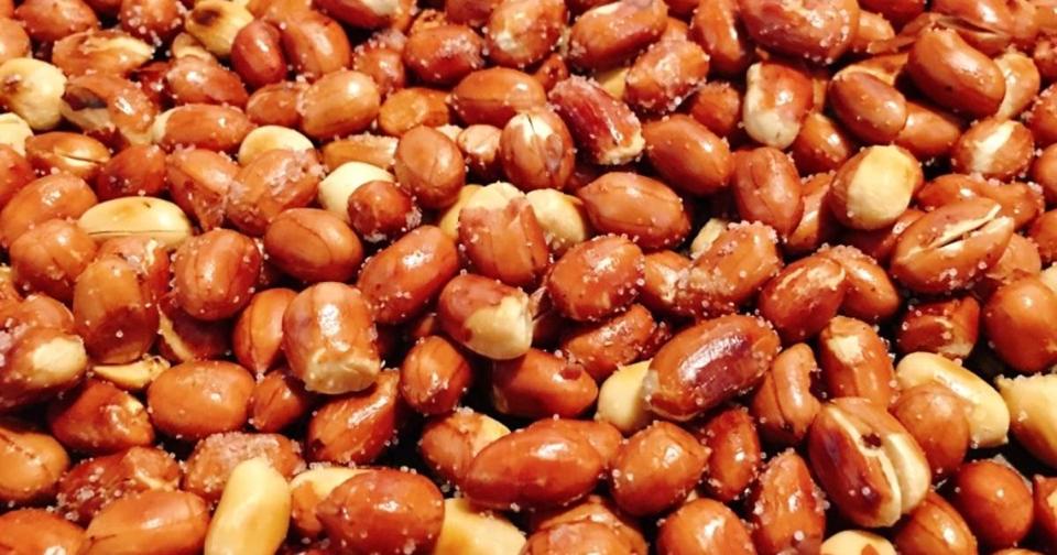 Đậu phộng-duoc-ban-tai-Hoa Cau Quán