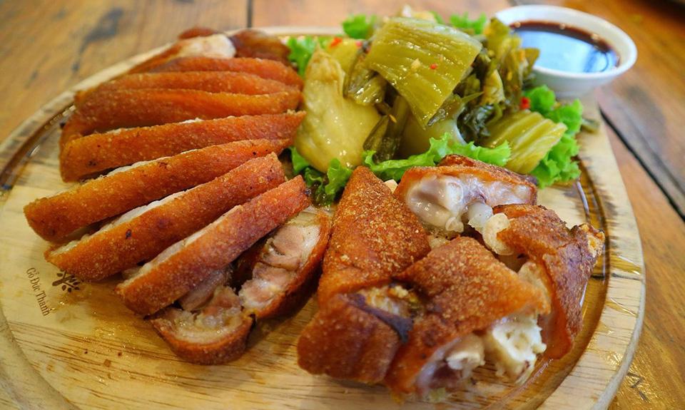Giò heo muối chiên giòn-duoc-ban-tai-Hoa Cau Quán