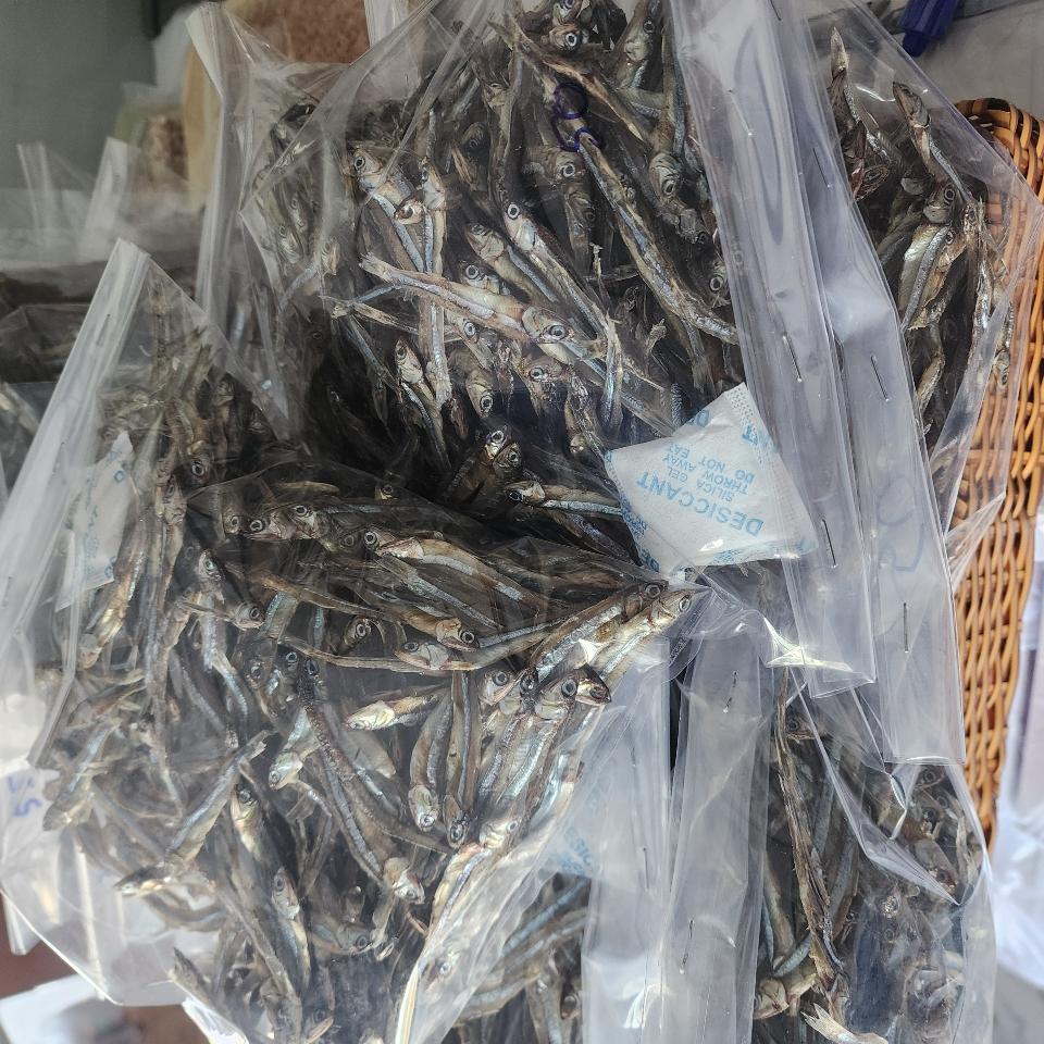 Khô cá cơm-duoc-ban-tai-Ăn Vặt Bé Bầu