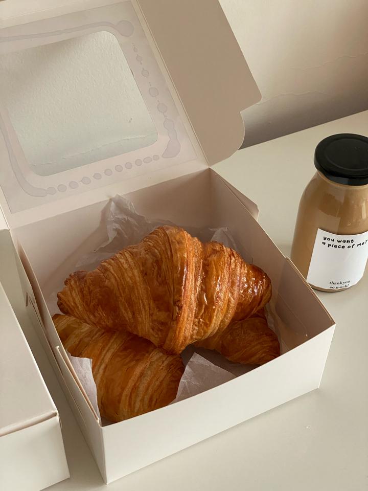 Croissant-duoc-ban-tai-the butter bucket