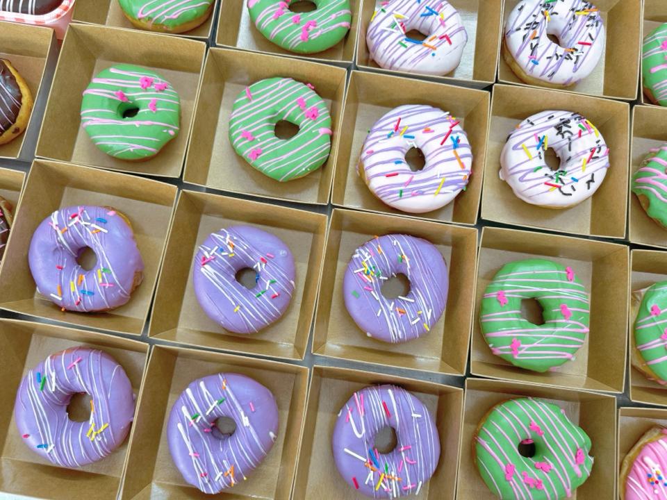 Donuts mini(40g) kèm họp -duoc-ban-tai-Tiệm Bánh Cô Diên