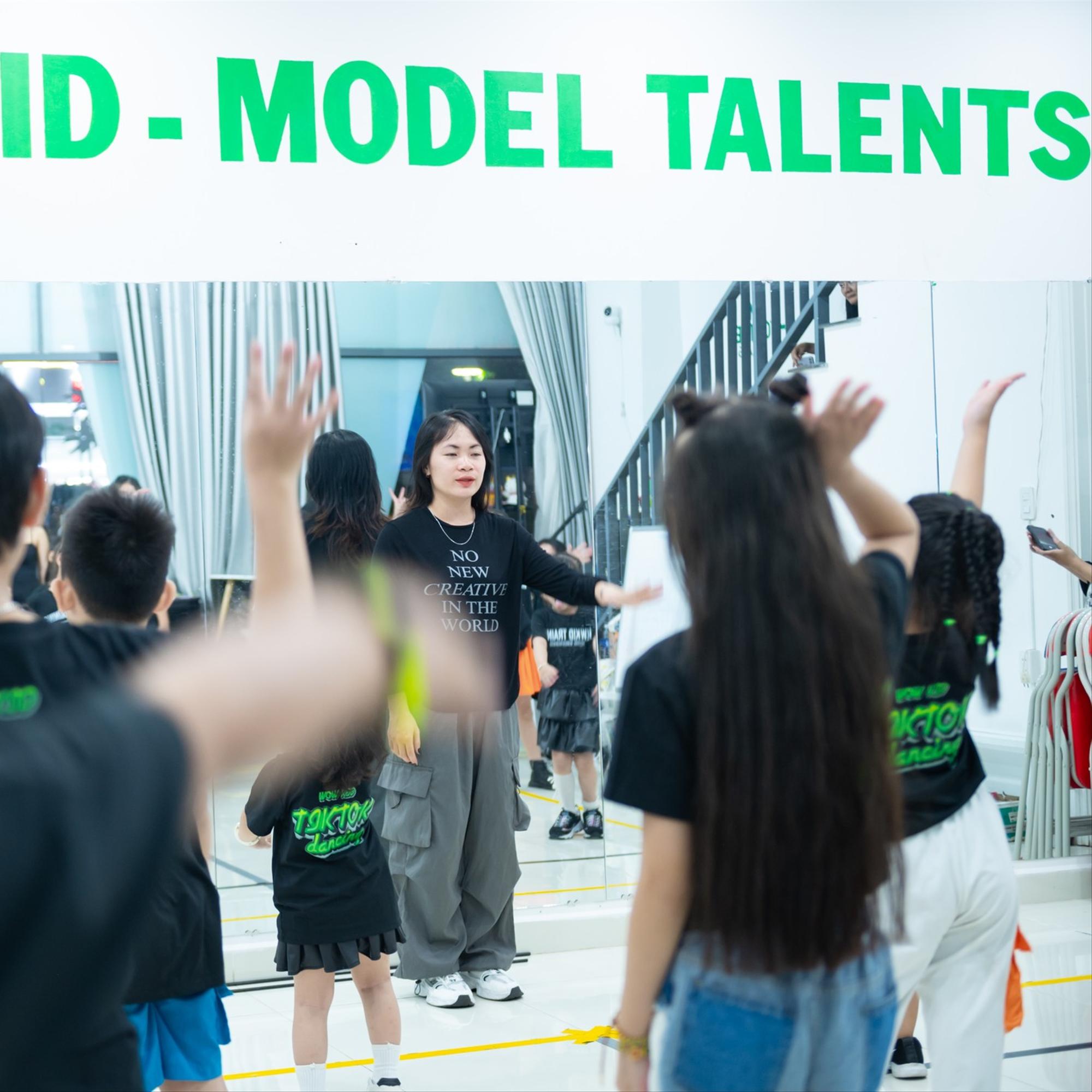 Khoá học Dance Kid cuối tuần-duoc-ban-tai-WOW KID TRAINING