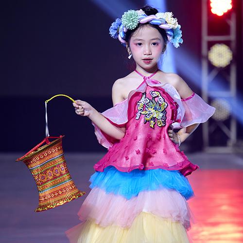 Khoá học Model Kid Cơ Bản-duoc-ban-tai-WOW KID TRAINING