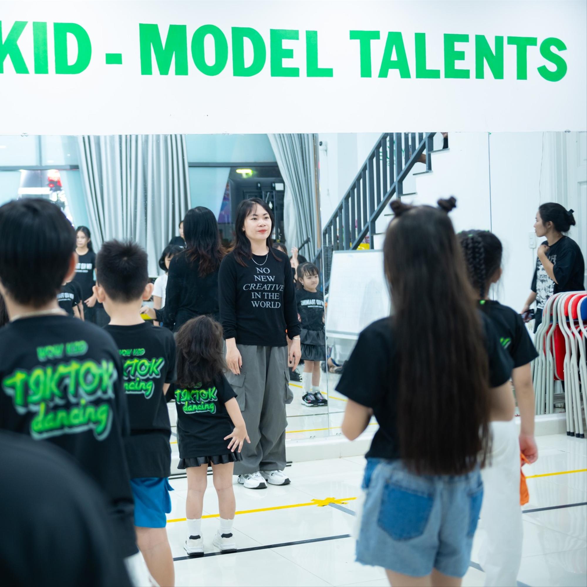 Khoá học Dance Kid cuối tuần-duoc-ban-tai-WOW KID TRAINING
