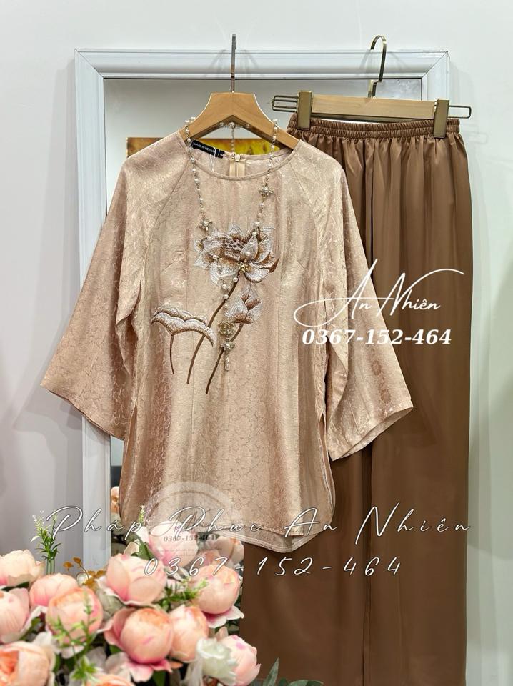 Tơ tằm thêu sen cổ tròn be-duoc-ban-tai-Tiệm M&Y- Tâm An Lành- Pháp phục thiết kế, may đo riêng