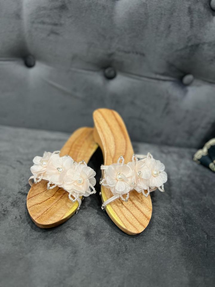 Guốc Mộc quai hoa hường trắng 5p-duoc-ban-tai-Tiệm M&Y- Tâm An Lành- Pháp phục thiết kế, may đo riêng