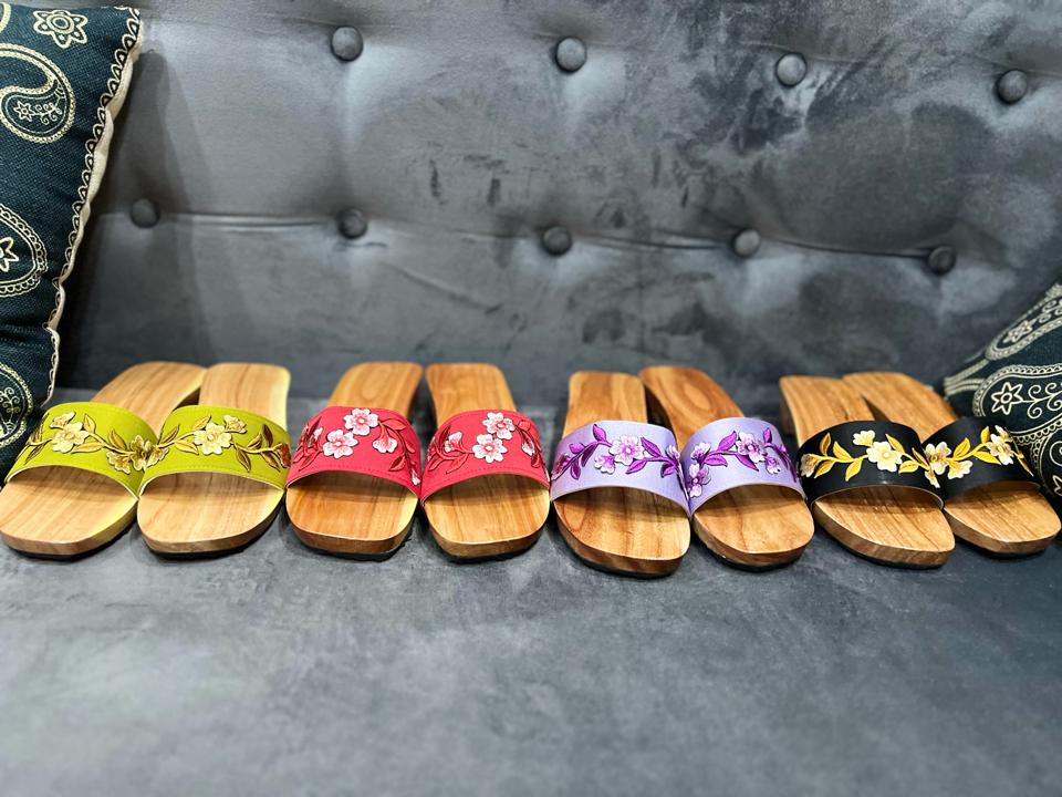 Guốc mộc quai thêu 3p hàng độc quyền-duoc-ban-tai-Tiệm M&Y- Tâm An Lành- Pháp phục thiết kế, may đo riêng