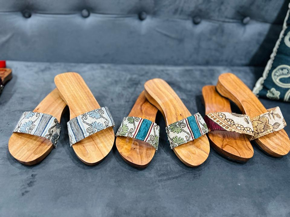 Guốc mộc quai thổ cẩm đế 4p-duoc-ban-tai-Tiệm M&Y- Tâm An Lành- Pháp phục thiết kế, may đo riêng