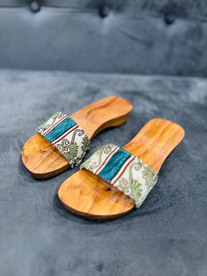 Guốc mộc quai thổ cẩm đế 4p-duoc-ban-tai-Tiệm M&Y- Tâm An Lành- Pháp phục thiết kế, may đo riêng