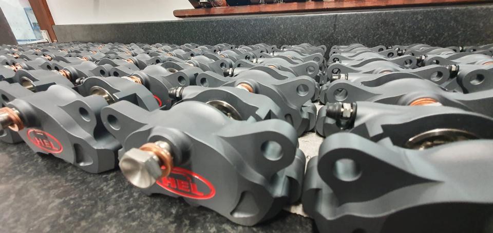 Heo dầu HEL Performance 2pis đối xứng billet cnc màu xi măng-duoc-ban-tai-KENEIAN PARTS