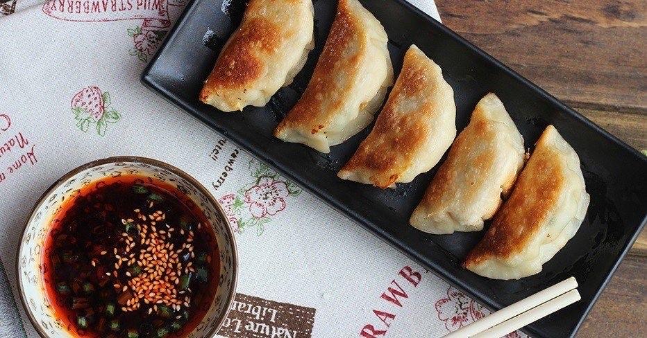 Sủi cảo chiên giòn (fried gyoza) -duoc-ban-tai-RICE ON RICE