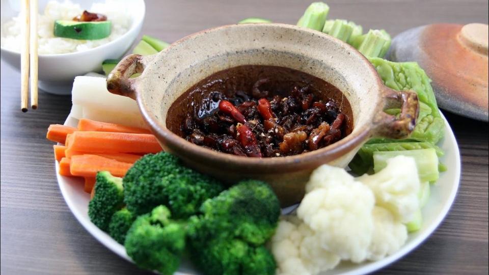 Rau củ luộc kho quẹt (vegetables w. caramelized sauce)-duoc-ban-tai-RICE ON RICE