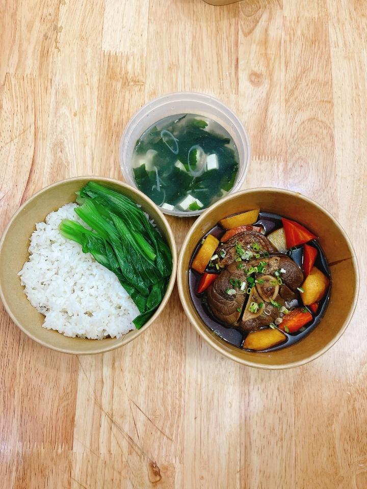 Cơm chân giò hầm BuGuGi-duoc-ban-tai-Xuân Kitchen