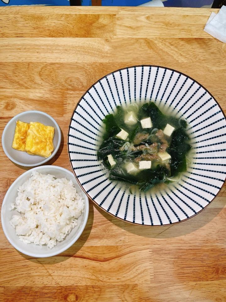 Canh rong biển + Cơm-duoc-ban-tai-Xuân Kitchen