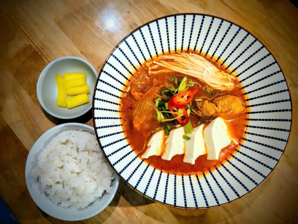 Canh kim Chi + Cơm-duoc-ban-tai-Xuân Kitchen