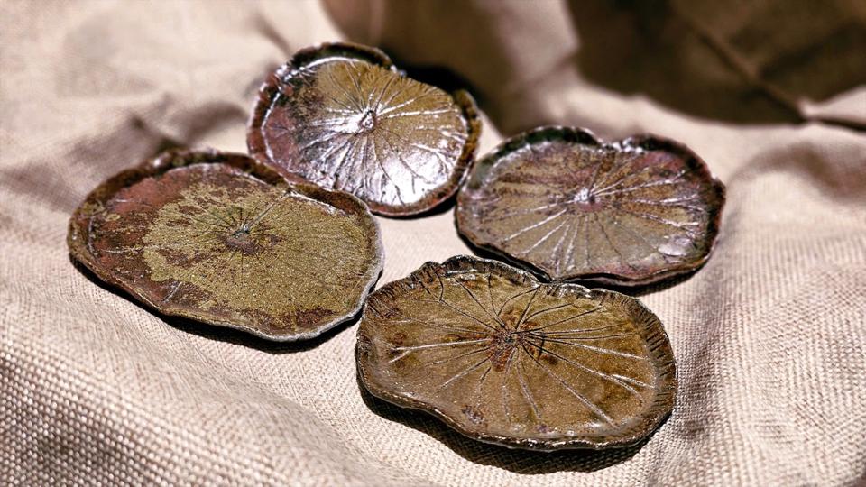 Đĩa lá sen nhỏ -duoc-ban-tai-Komorebi Pottery
