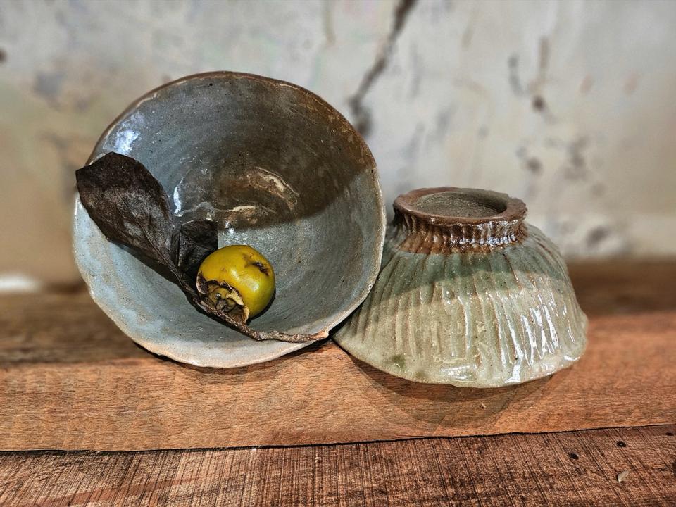 Tô lá sen rêu và xám -duoc-ban-tai-Komorebi Pottery