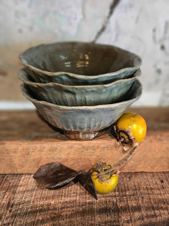 Tô lá sen rêu và xám -duoc-ban-tai-Komorebi Pottery