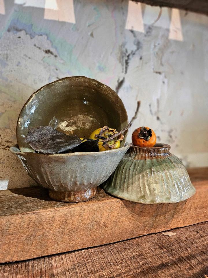 Tô lá sen rêu và xám -duoc-ban-tai-Komorebi Pottery