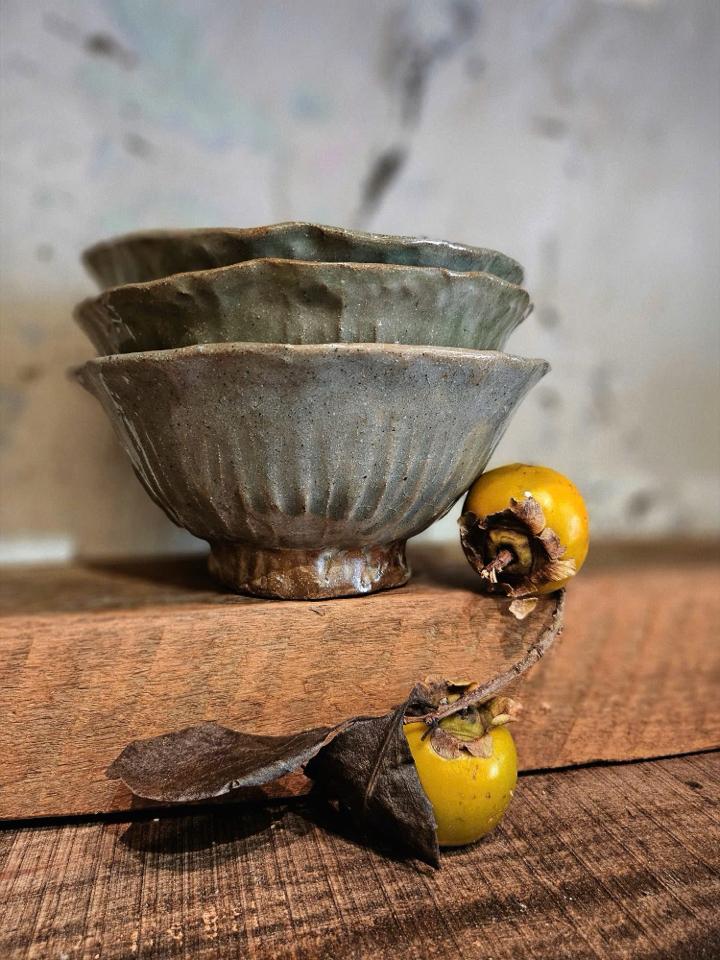 Tô lá sen rêu và xám -duoc-ban-tai-Komorebi Pottery