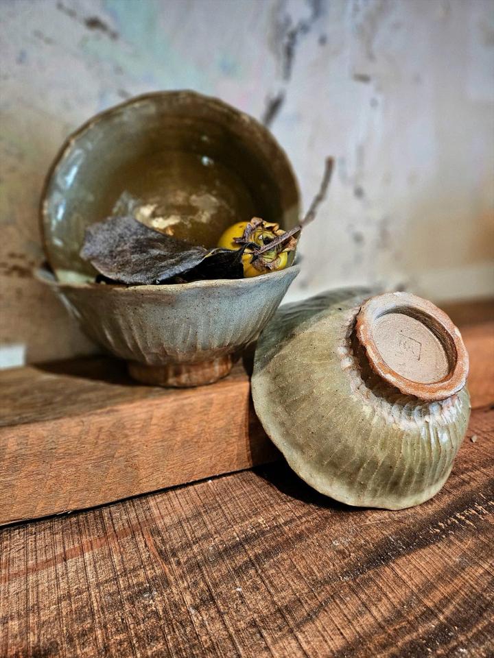 Tô lá sen rêu và xám -duoc-ban-tai-Komorebi Pottery