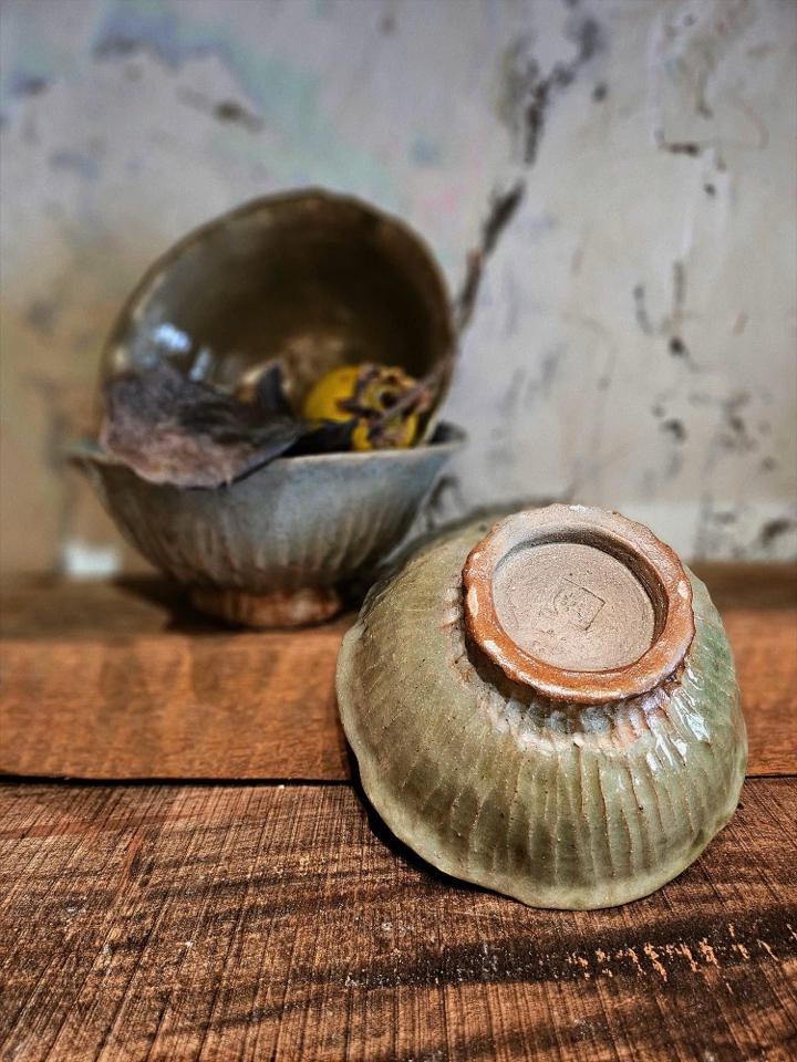 Tô lá sen rêu và xám -duoc-ban-tai-Komorebi Pottery