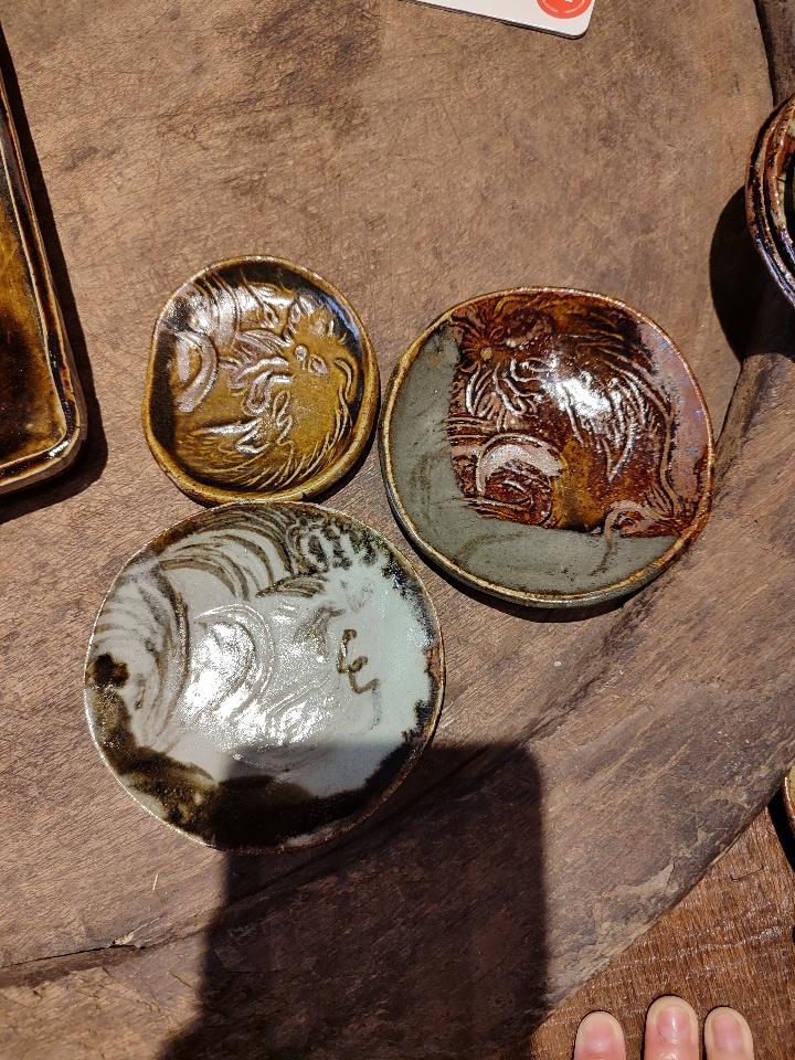 Đĩa gà nhỏ-duoc-ban-tai-Komorebi Pottery