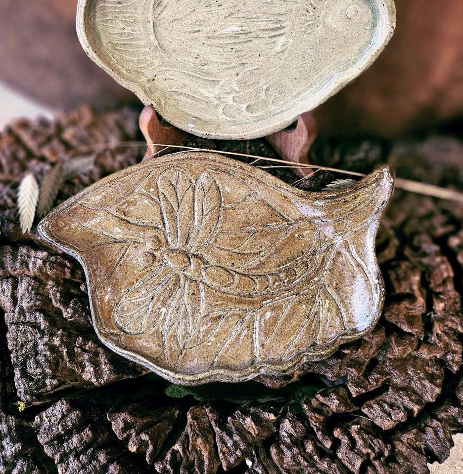 Đĩa lá chuồn chuồn -duoc-ban-tai-Komorebi Pottery