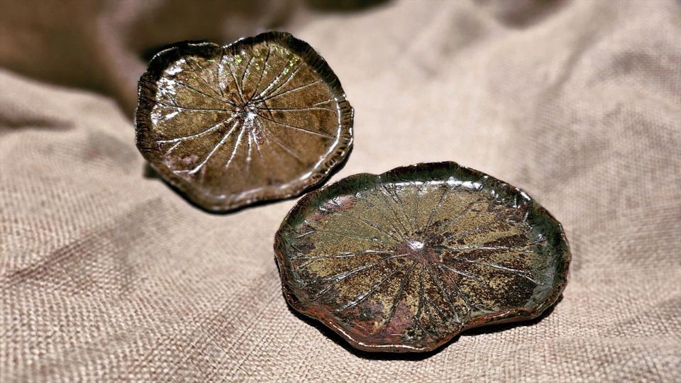 Đĩa lá sen nhỏ -duoc-ban-tai-Komorebi Pottery